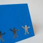 Preview: blaue Grußkarte: 5 ausgestanzte Figuren