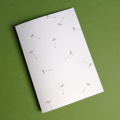 Recycling-Grußkarte mit fliegenden Pusteblumensamen