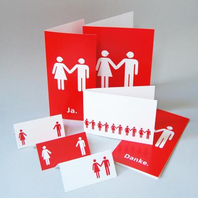 rotes Set mit Einladungen, Menükarten, Tischkärtchen, Einladungen und Umschlägen