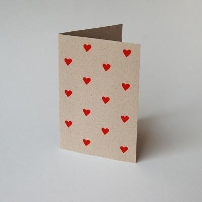 Recycling-Hochzeitskarte: rote Herzen (gedruckt auf Graupappe)