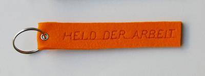 oranger Schlüsselanhänger aus Filz: Held der Arbeit