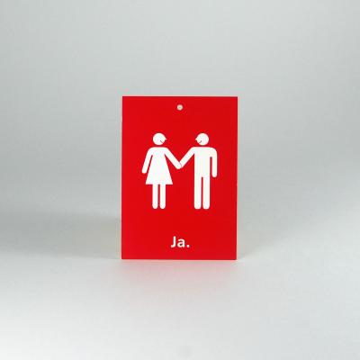 rote Postkärtchen mit Lochung: Brautpaar + Ja.