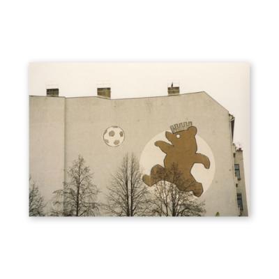 Postkarte: Berliner Bär spielt Fußball