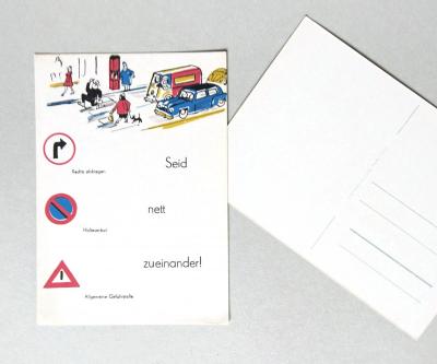 Postkarte mit Verkehrszeichen und Spruch: Seid nett zueinander!