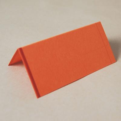 reduzierte orange Tischkarte mit roten Linien