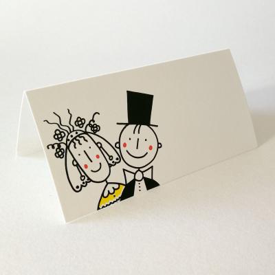 Tischkarte für die Hochzeit: fröhliches Brautpaar