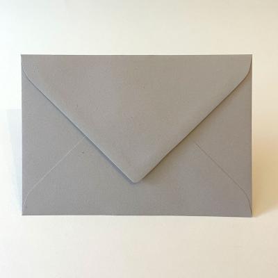 grauer, nassklebender Recycling-Umschlag, 12,5 x 17,8 cm