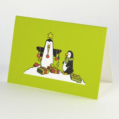 Weihnachtskarte: Pinguine mit Geschenken und Weihnachtsschmuck