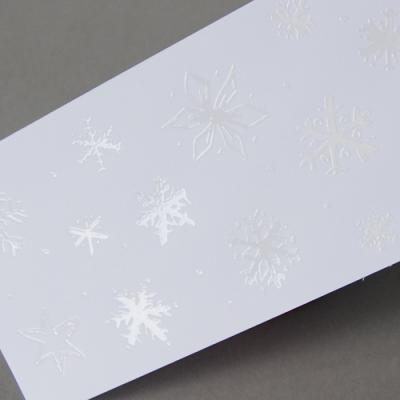 weiße Weihnachtskarte mit Schneeflocken