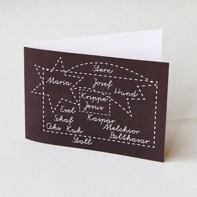 schwarze Weihnachtskarte mit weißem Text: Schriftkrippe