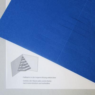 blaue Weihnachtskarte mit Einlegeblatt: Weihnachtsbaum für den Schreibtisch