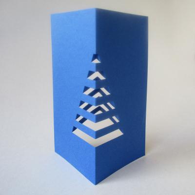 blaue Weihnachtskarte: Weihnachtsbaum für den Schreibtisch (DIN lang)