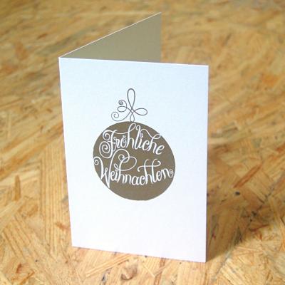 Recycling-Weihnachtskarte mit goldener Weihnachtsbaumkugel und Kalligrafie