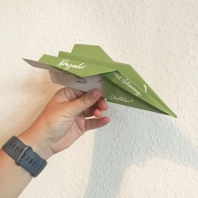 grüne Neujahrskarte zum Basteln eines Papierfliegers: Guten Start!