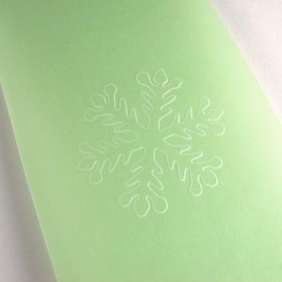 hellgrüne Weihnachtskarte: geprägtes Eiskristall (Transparentkarton)