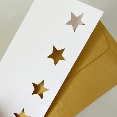 10 weiße Weihnachtskarten mit goldenen Umschlägen: gestanzte Sterne