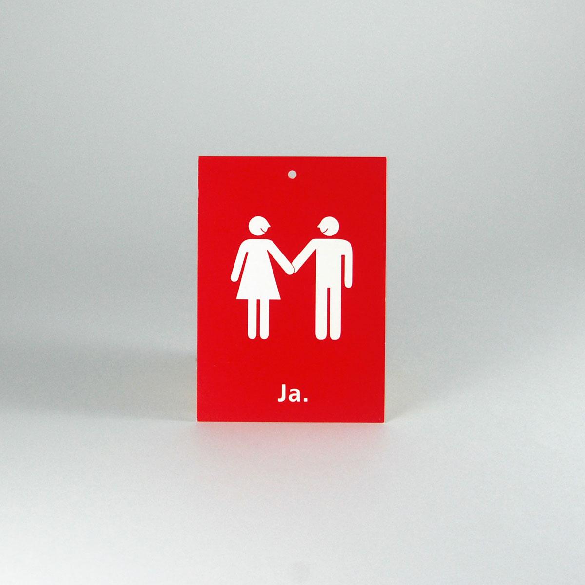 rote Postkärtchen mit Lochung: Brautpaar + Ja.