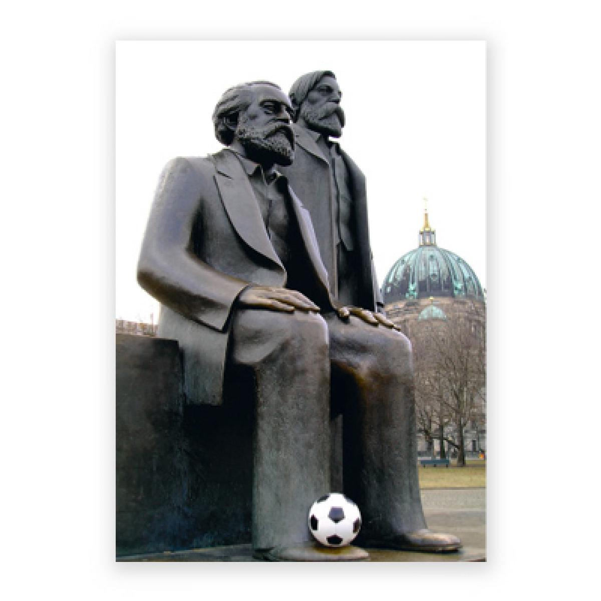 Fußball-Postkarte mit Marx und Engels