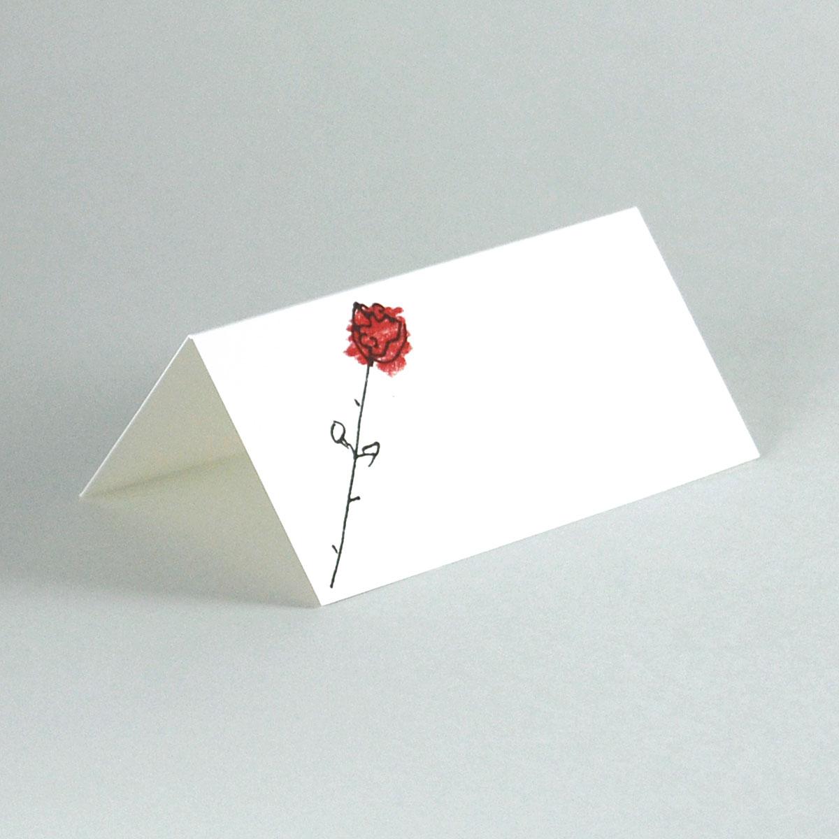 weiße Tischkarte: rote Rose