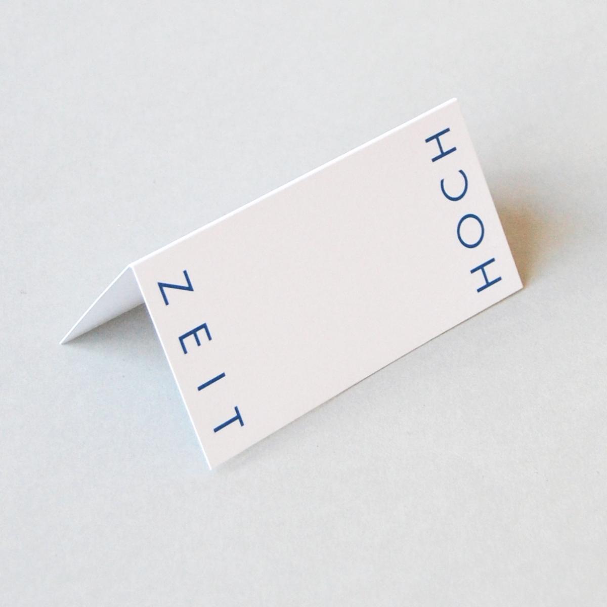 weiße Tischkarte: HOCH ZEIT (blauer Druck)