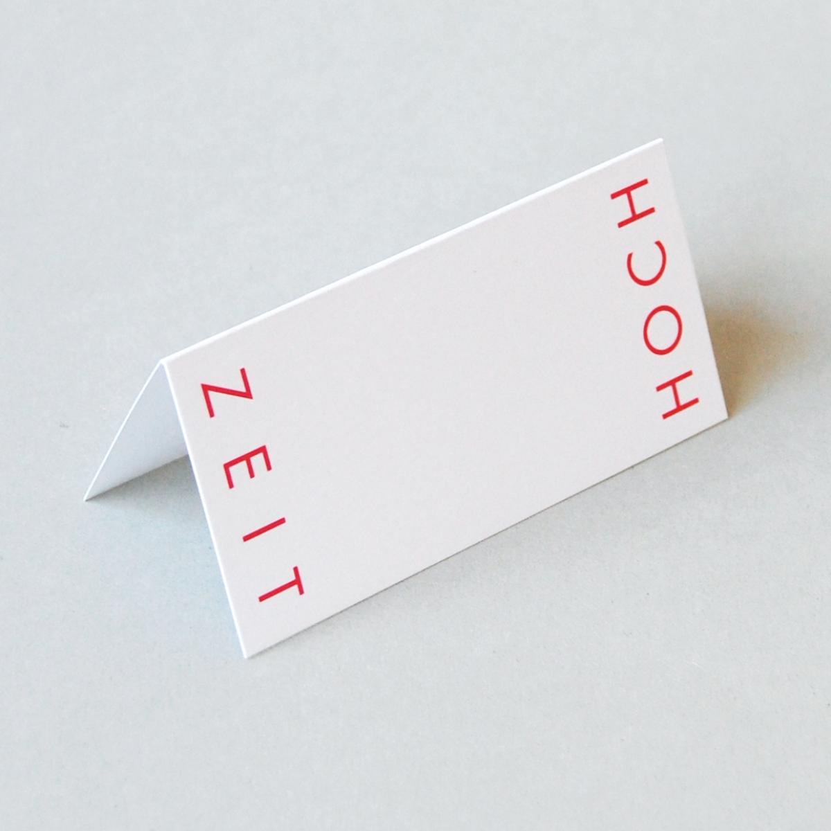 weiße Tischkarte: HOCH ZEIT (pinker Druck)