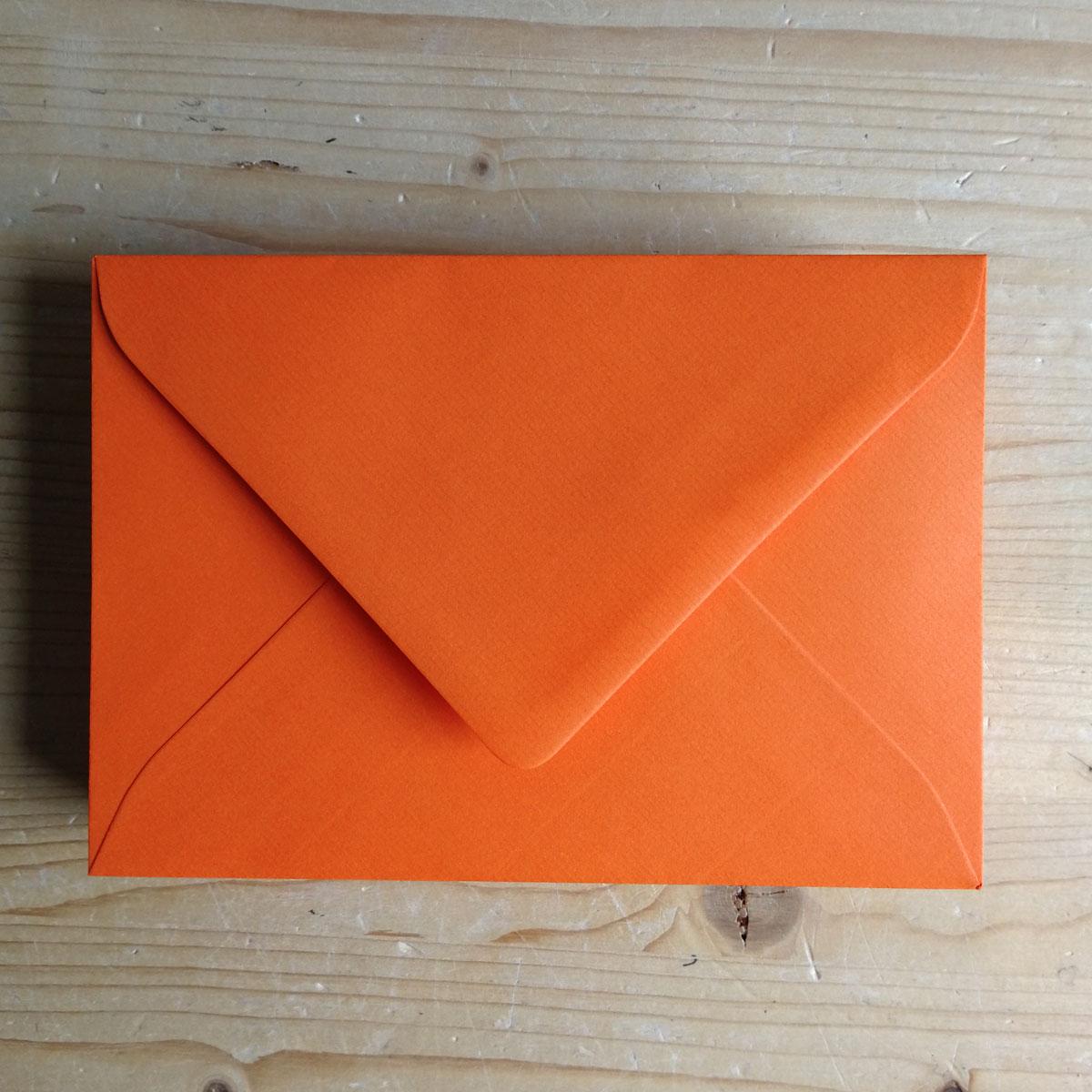 oranger, gefütterter Umschlag, 12,3 x 17,6 cm (DIN B6)