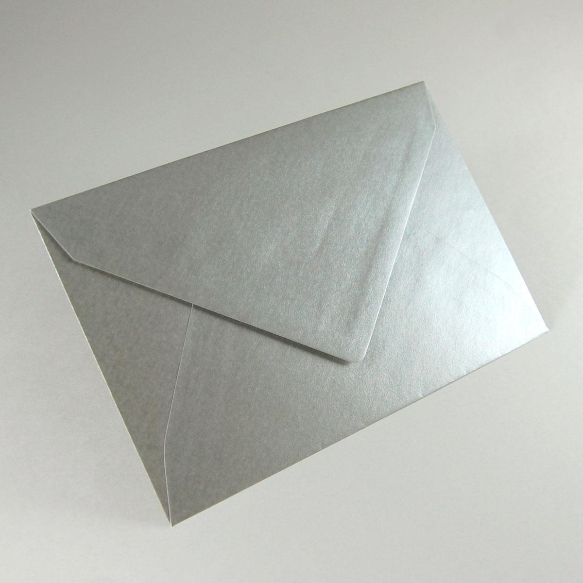 silberner, gefütterter Umschlag, 12 x 18 cm (DIN B6)