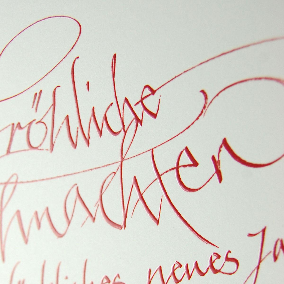 rote Weihnachtskarte mit Kalligrafie: Fröhliche Weihnachten ...