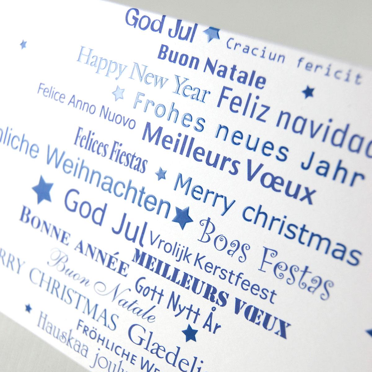 blaue Weihnachtskarte mit internationalen Wünschen