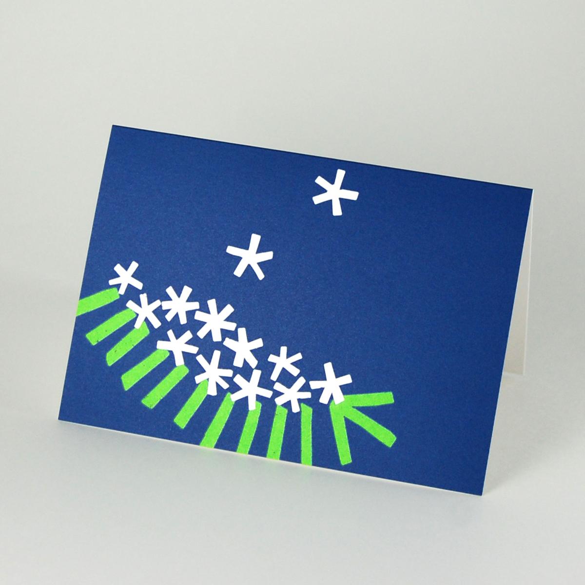 Weihnachtskarte: Tannenzweig mit Schnee