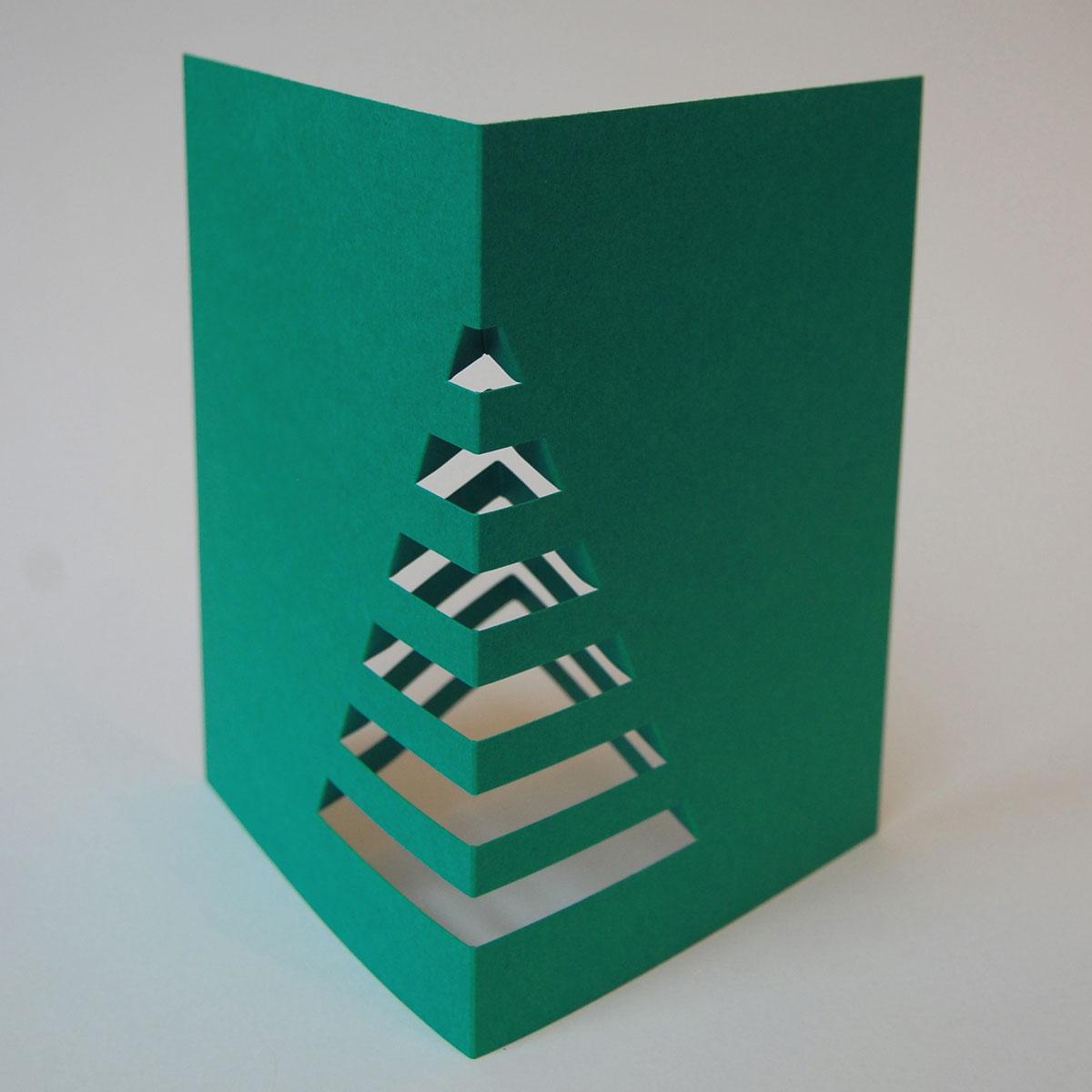 Weihnachtskarte: dunkelgrüner Weihnachtsbaum für den Schreibtisch
