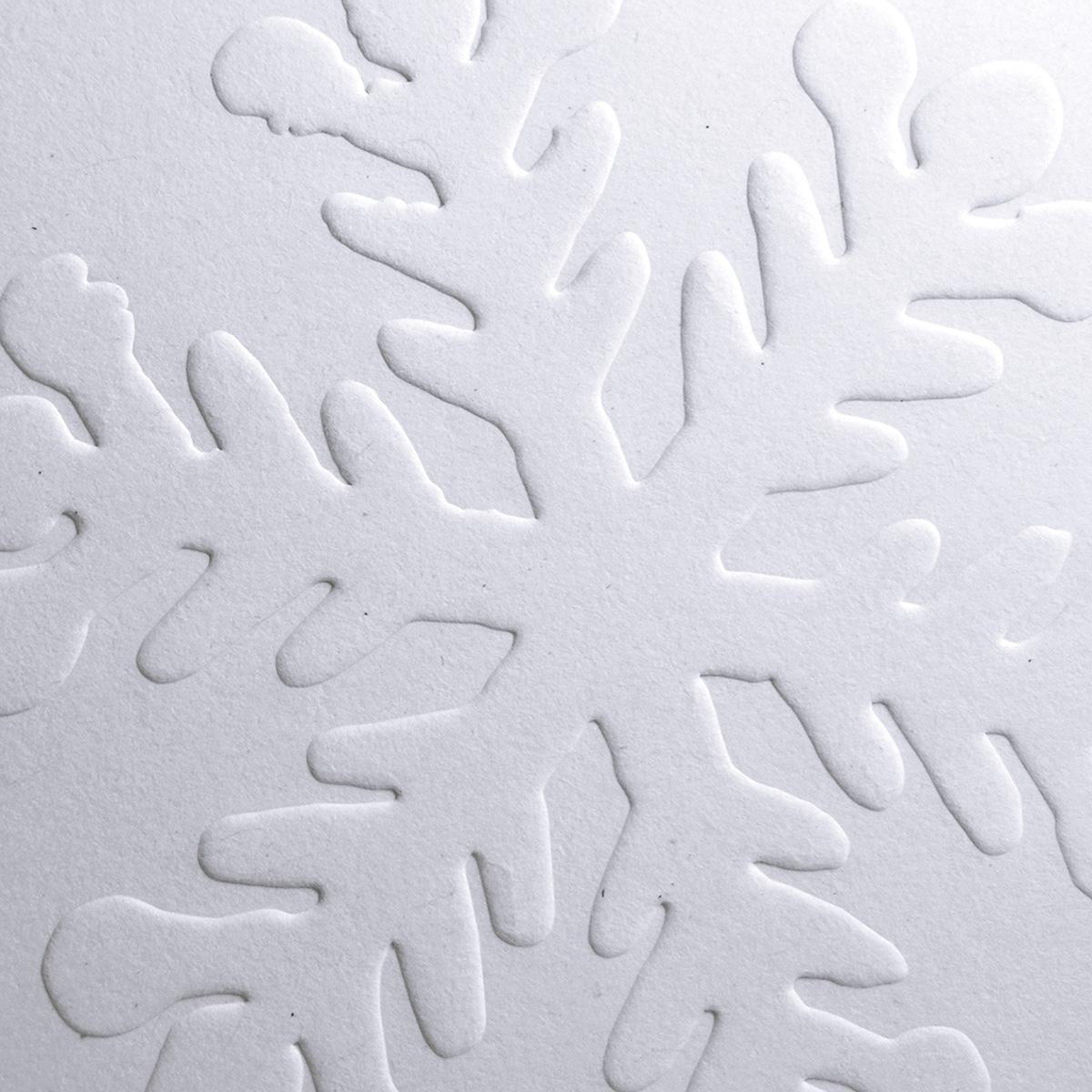 weiße Recycling-Weihnachtskarte: geprägtes Eiskristall