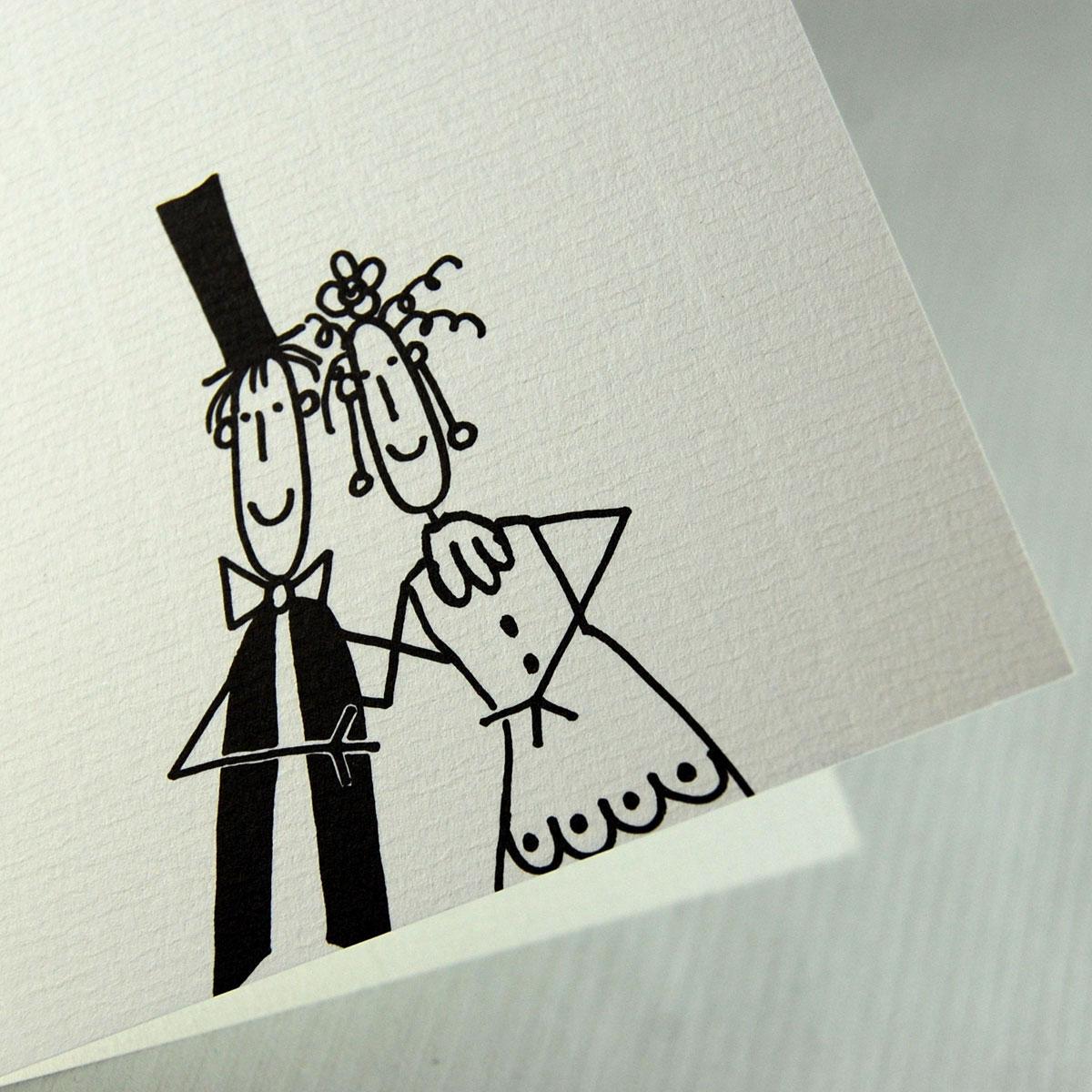 10 witzige Hochzeitseinladungen mit Kuverts: Brautpaar